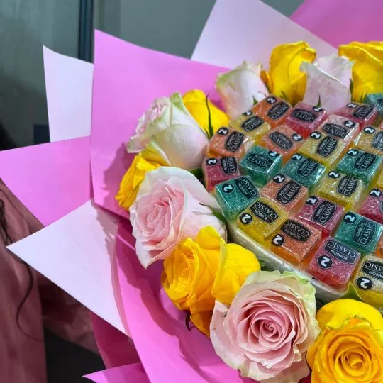 Ramo de flores rosas importadas y bombones de fruta corazon